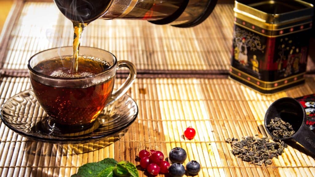 Tea with some mint and berries