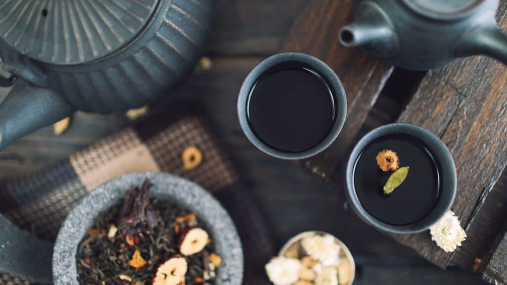 Coffee or tea pot and cups